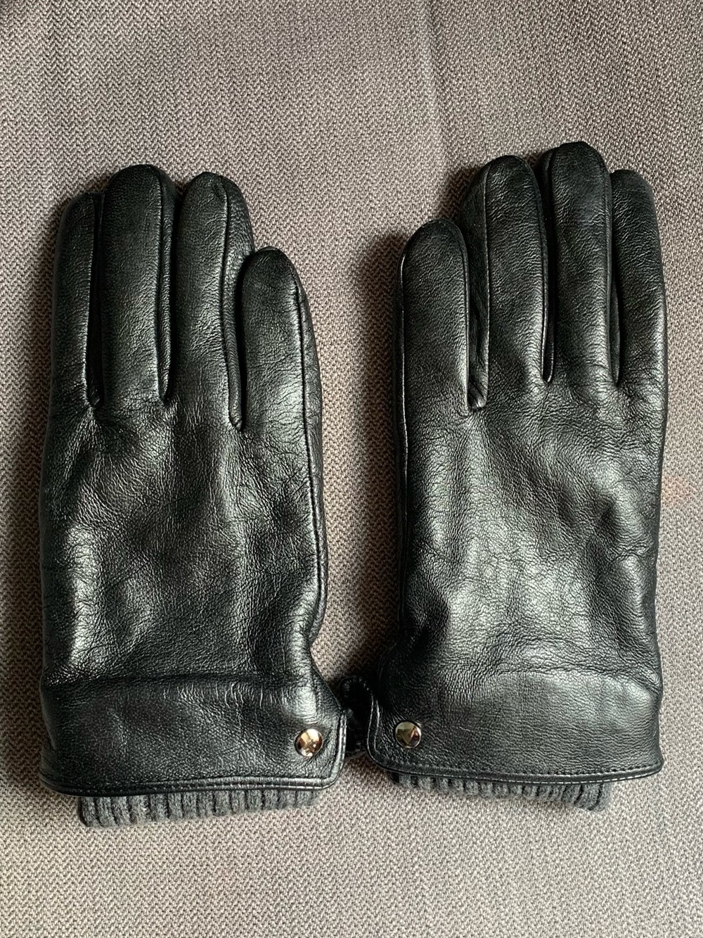 Woman’s Black Leather Gloves